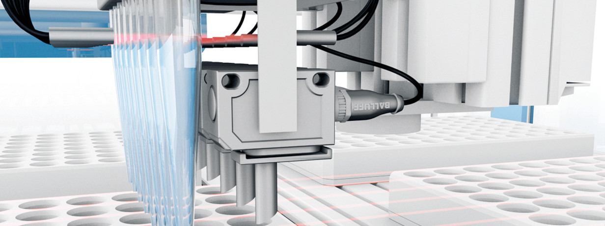 Contact-free detection of  fill levels in microplates