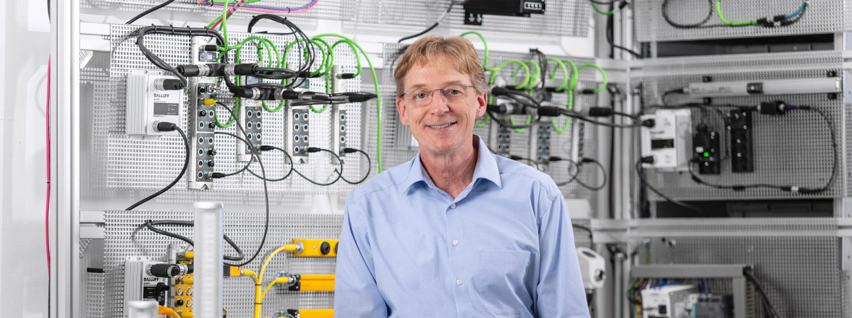 As Head of Product Cluster Networking, Stephan Langer is responsible for network technology at Balluff. In the following interview, he talks about the customers‘ requirements, the challenges of the future — and what excites him most about this topic.