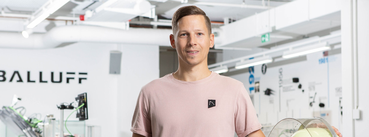 Als E-Commerce-Spezialist ist er auf allen digitalen Plattformen bei Balluff zu Hause und als Feuerwehrmann weiß er, wie man schnell das Richtige tut.