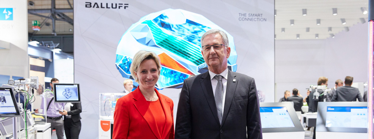 Die baden-württembergische Ministerin für Wirtschaft, Arbeit und Wohnungsbau besichtigt den Balluff Stand auf der Hannover Messe.