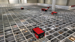 Sistema di stoccaggio altamente compattato per piccoli pezzi con robot in funzione